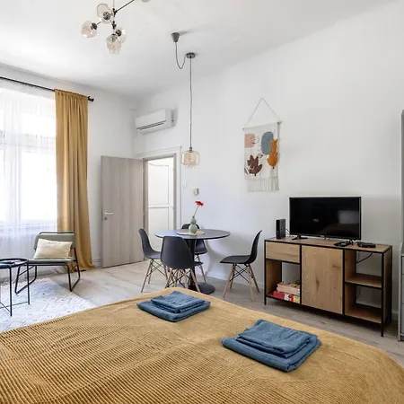 Stylish And Colourful In The Centre * بودابست
