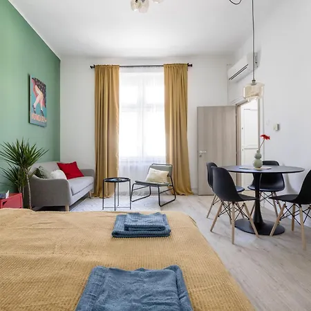 Stylish And Colourful In The Centre بودابست