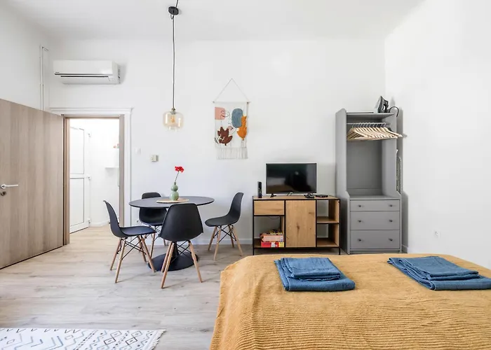 Stylish And Colourful In The Centre Budapeşte