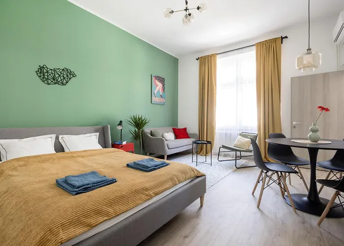 Stylish And Colourful In The Centre Budapeşte