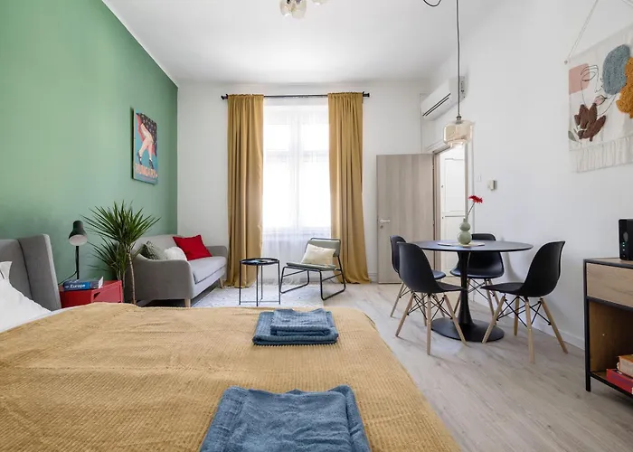 Stylish And Colourful In The Centre Budapeşte